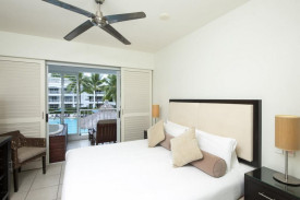 palm-cove-accommodation-peppers-beach-club-spa-palm-cove-lagoon-spa1-1030x687.jpg